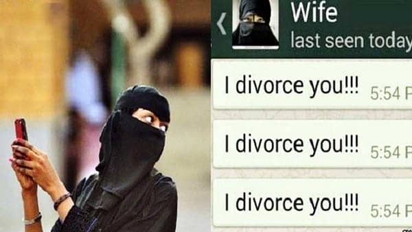wife-husband-phone-to-text-divorce-message